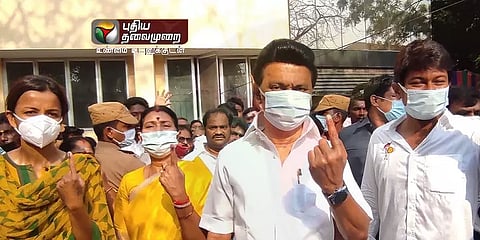 வரிசையில் நின்று வாக்களித்த திமுக தலைவர் மு.க.ஸ்டாலின்