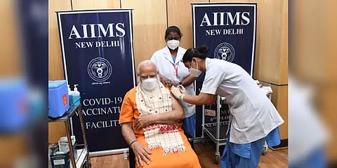 கொரோனா தடுப்பூசியின் 2-வது டோஸை செலுத்திக்கொண்டார் பிரதமர் மோடி