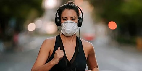 கடும் கொரோனா பாதிப்பைக் குறைக்க உதவும் தினசரி உடற்பயிற்சி: ஆய்வும் வழிகாட்டுதலும்