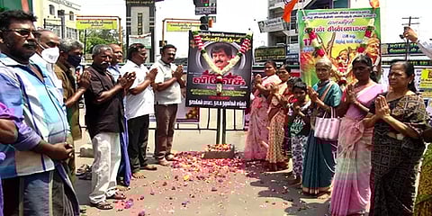 நாமக்கல்: நடிகர் விவேக் படத்திற்கு அஞ்சலி செலுத்திய  நாடக நடிகர்கள்!