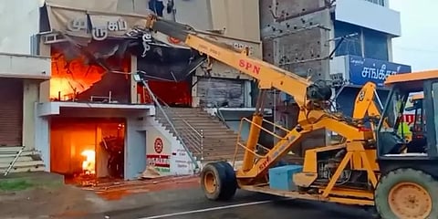 தென்காசி: பிரபல ஜவுளிக்கடையில் தீ விபத்து;  பல லட்சம் மதிப்பிலான பொருட்கள் எரிந்து நாசம்