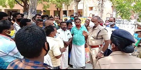 விருதுநகர்: பெண்ணின் மரணத்தில் மர்மம் இருப்பதாக அரசு மருத்துவமனையில் உறவினர்கள் போராட்டம்