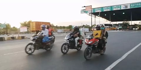 நாளை முதல் முழுமுடக்கம்: இருசக்கர வாகனங்களிலேயே சொந்த ஊர்களுக்கு திரும்பும் மக்கள்