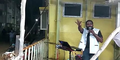 தஞ்சை: கொரோனா மையத்தில் பாடல் பாடி உற்சாகப்படுத்தும் ஆர்கெஸ்ட்ரா கலைஞர்