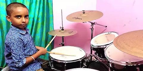 மதுரை: இசை, சேமிப்பு மூலம் கிடைத்த ரூ.10,000 - கொரோனா நிவாரண நிதிக்கு வழங்கிய மாணவன்