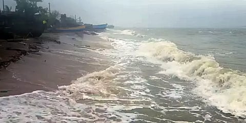 புயலில் சிக்கி நாகை மீனவர்கள் 10 பேர் மாயம்: காப்பாற்றக் கோரி கதறும் உறவினர்கள்!