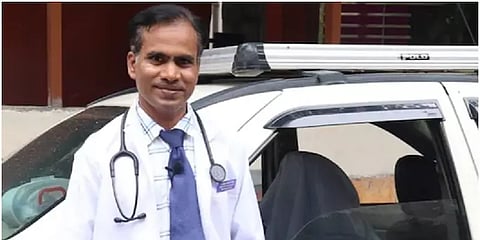 கொரோனா கால மகத்துவர்: தினமும் 20 மணி நேர சிகிச்சை... மக்கள் மருத்துவரின் மொபைல் கிளினிக்!