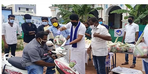 புதுக்கோட்டை: மாற்றுத்திறனாளிகளுக்கு மளிகைப் பொருட்கள் வழங்கிய விஜய் மக்கள் இயக்கத்தினர்!