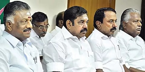 ஓபிஎஸ், ஈபிஎஸ் தனித்தனி அறிக்கை முதல் சசிகலா பேச்சு வரை : அதிமுகவில் நடப்பது என்ன?