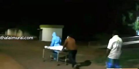 தேனி: கொரோனாவால் உயிரிழந்தவரின் உடலை உறவினர்கள் எடுத்துச் செல்லும் அவலம்