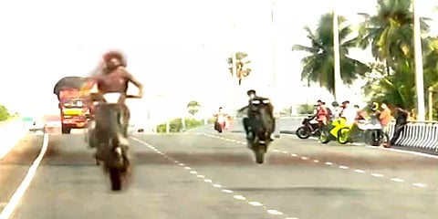 சாலையில் பைக் சாகசத்தில் ஈடுபடும் இளைஞர்கள்: வாகன ஓட்டிகள் அச்சம்