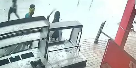 பேக்கரியை அடித்து நொறுக்கிய விவகாரம்: திமுக பிரமுகர் கட்சியிலிருந்து தற்காலிக நீக்கம்