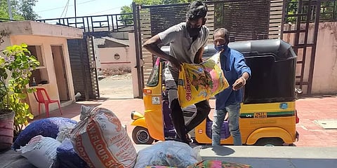 துளிர்க்கும் நம்பிக்கை: 50 குடும்பங்களுக்கு மளிகை வழங்கிய 'உதவிடத்தான் பிறந்தோம்' குழு