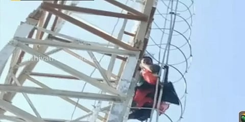 தென்காசி: தந்தையை போலீஸ் தாக்கியதாகக்கூறி செல்போன் டவரில் ஏறி போராட்டம் நடத்திய பெண்