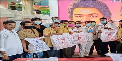 வேலூர்: ஆட்டோ டிரைவர்களுக்கு அரிசி, மளிகைப்பொருட்கள் வழங்கிய விஜய் மக்கள் இயக்கத்தினர்