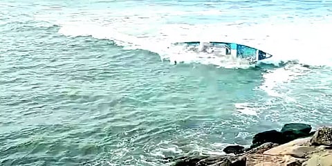 குமரி: கட்டுப்பாட்டை இழந்து கவிழ்ந்த நாட்டு படகு - நல்வாய்ப்பாக உயிர் தப்பிய மீனவர்கள்