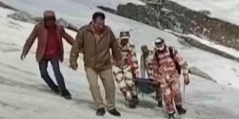இமாச்சலப் பிரதேசம்: 18,570 அடி உயர பனி மலையில் சிக்கிய வீரரை மீட்ட இந்தோ திபெத் படையினர்