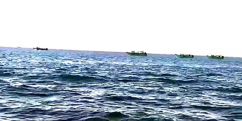 ராமநாதபுரம்: பாம்பன் விசைப்படகு மீனவர்களை கற்களால் தாக்கிய இலங்கை கடற்படையினர்