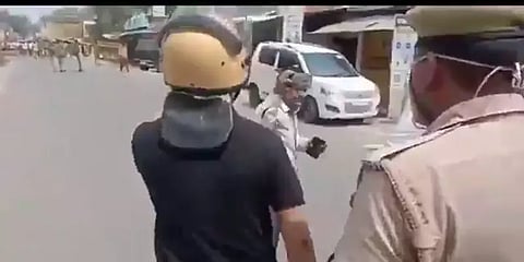 உ.பி: பத்திரிகையாளரை தாக்கிய உயர் அதிகாரி - வைரல் வீடியோ