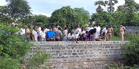 காதலுக்கு எதிர்ப்பு: விஷம் குடித்த காதலர்கள்; தற்கொலை செய்துகொண்ட காதலியின் தாய்