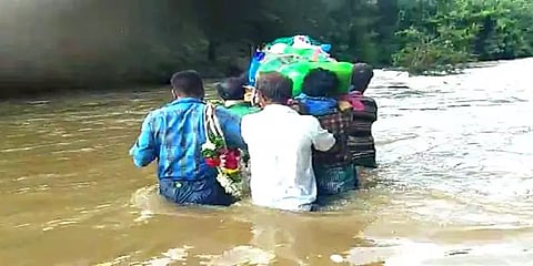 இறந்த மூதாட்டியின் சடலத்துடன் ஆற்றில் இறங்கி ஆபத்தான பயணம்: பாலம் கேட்டு கோரிக்கை