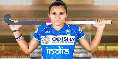 உடைந்த ஹாக்கி பேட்டில் தொடங்கிய பயிற்சி முதல் 'சாதனை கேப்டன்' வரை - 'உத்வேக' ராணியின் கதை