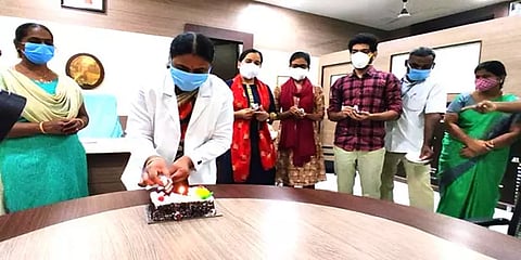 மதுரை மருத்துவக் கல்லூரிக்கு வயது 68: கேக் வெட்டி கொண்டாடிய நிர்வாகத்தினர்