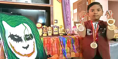 'தலைகீழாக ஓவியம்' வரைந்து 50-க்கும் மேற்பட்ட பதக்கங்களை வென்ற 9 வயது சிறுவன்