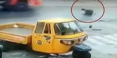 மரணம் வரை கை கொடுக்காத மனிதம்... சாலையை கடக்க முயன்ற மாற்றுத்திறனாளி மூதாட்டி உயிரிழப்பு