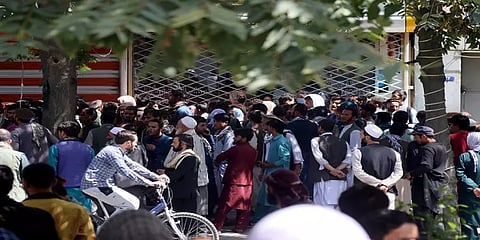 பணம் எடுப்பதற்காக வங்கிகள் முன்பு காத்திருக்கும் ஆப்கானிஸ்தான் மக்கள்