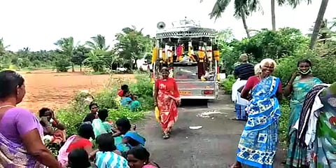 சுடுகாட்டுக்குச் செல்ல வழிவிடாததால் சடலத்தை சாலையில் வைத்து பொதுமக்கள் ஆர்ப்பாட்டம்