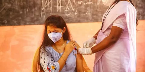  தமிழ்நாடு முழுவதும் நாளை 10,000 தடுப்பூசி முகாம்கள்