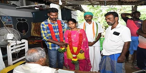 நாங்குநேரி:  சேர்த்து வைக்க கோரி கணவன் வீட்டு முன் இளம்பெண் தர்ணா