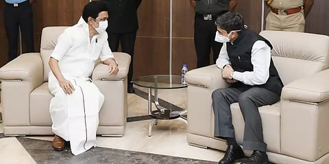 சென்னை வந்தடைந்த புதிய ஆளுநர் ஆர்.என்.ரவி: மு.க.ஸ்டாலின் பொன்னாடை வழங்கி வரவேற்பு