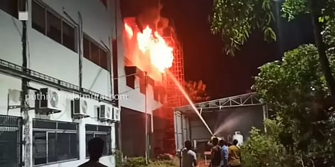 காஞ்சிபுரம்: தனியார் தொழிற்சாலையில் தீ விபத்து; மீட்புப் பணியின்போது தவறி விழுந்த தொழிலாளி