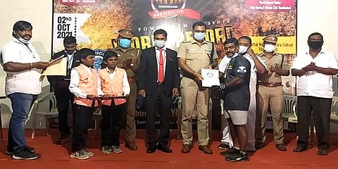 தூத்துக்குடி: 6 மணிநேரம் தொடர்ச்சியாக பெஞ்ச் பிரஸ் செய்து சாதனை படைத்த 20 இளைஞர்கள்