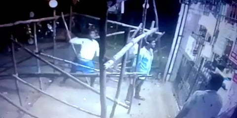 புதுச்சேரி: இலவசமாக மது கேட்டு மதுபானக் கடையை அடித்து நொறுக்கிய இளைஞர்கள்