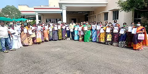 இலவசமாக வீடு கட்டிக் கொடுங்க: கடலூர் ஆட்சியர் அலுவலகத்தில் மனு கொடுத்த பெண்கள்