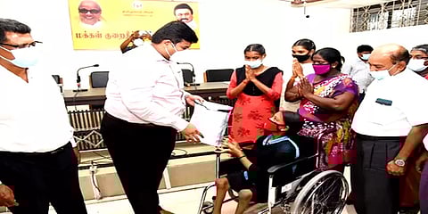 கரூர்: மனு அளித்த 24 மணி நேரத்தில் மாற்றுத்திறனாளி குடும்பத்துக்கு வீடு வழங்கிய ஆட்சியர்