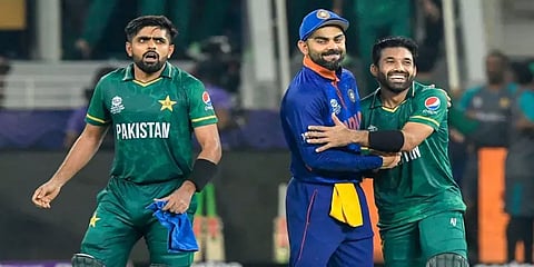 பாகிஸ்தான் வீரரை கட்டியணைத்து பாராட்டிய கோலி