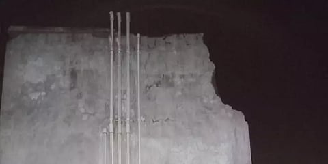 மின்னல் தாக்கி பக்கத்துவீட்டில் விழுந்த சுவர்: திருமணம் ஆக இருந்தவருக்கு நேர்ந்த சோகம்