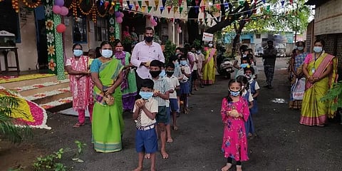 திருச்சி: தலைமை ஆசிரியர் தலைமையில் 108 தேங்காய்களை உடைத்து வகுப்பறைக்கு சென்ற மாணவர்கள்