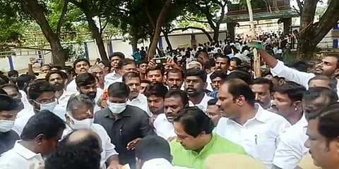 ராமநாதபுரம்: ஓபிஎஸ்  உடன் ஈபிஎஸ்-க்கு எதிராக பேசியதற்காக நீக்கப்பட்ட பஷீர் சந்திப்பு