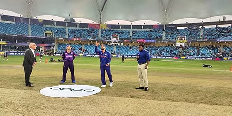 உலகக் கோப்பையில் 6 போட்டிகளுக்கு பின் டாஸ் வென்ற விராட் கோலி - இந்தியா பந்துவீச்சு தேர்வு