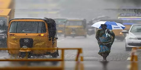 சென்னையில் விடிய விடிய கனமழை: பல இடங்களில் முழங்கால் அளவுக்கு தண்ணீர் தேக்கம்