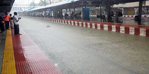 தண்டவாளத்தில் தேங்கிய மழைநீர்: சென்னை - திருவள்ளூர் புறநகர் ரயில் சேவை பாதிப்பு