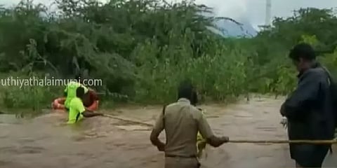 நெல்லை: காட்டாற்று வெள்ளத்தில் சிக்கிய 9 பேர் பத்திரமாக மீட்பு