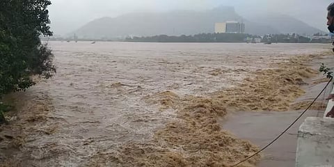 பாலாற்றில் கரைபுரண்டோடும் வெள்ளம்