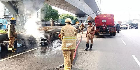 சென்னை: சாலையில் சென்ற இருசக்கர வாகனம் திடீரென தீப்பிடித்து எரிந்ததால் பரபரப்பு