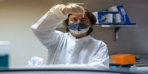 ஒமிக்ரான் திரிபுக்கு எதிராக தடுப்பூசிகள் வேலை செய்யுமா? - மருத்துவ நிபுணர்கள் சொல்வதென்ன?